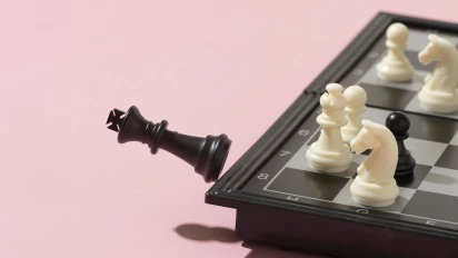 Strategie uitvoering gevisualiseerd door een schaakbord waarbij de koning schaatmat wordt gezet