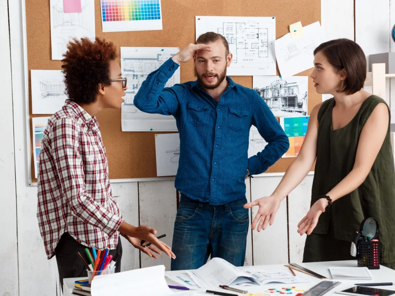 Collega's die discussieren over hoe een proces te verbeteren met Lean Six Sigma