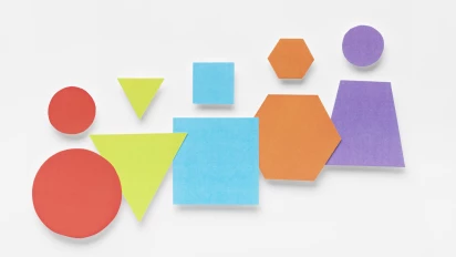 Abstracte weergave van Lean Leiderschap, door verschillende kleuren en vormen poppetjes naast elkaar te tonen