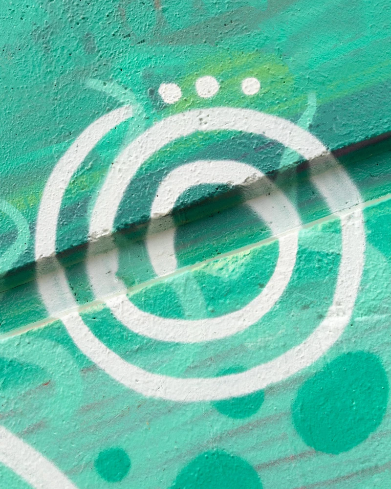 Abstracte weergaven van projectmanagement door witte en groene graffitie