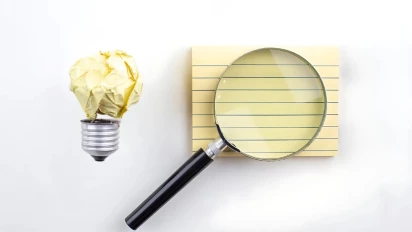 Gloeilamp, post-its en vergrootglas als visuele interpretatie van problemen oplossen met Lean Six Sigma