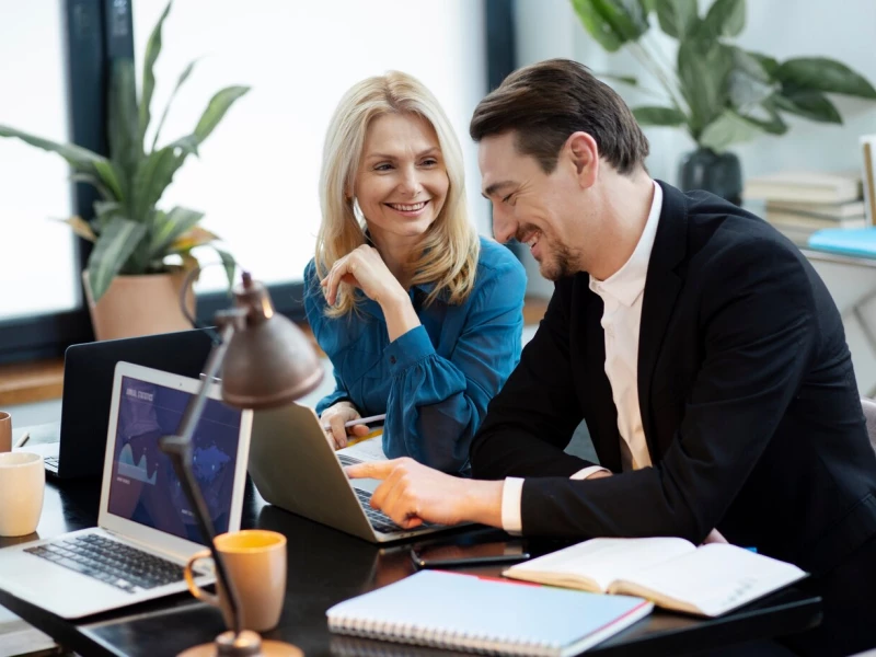 Twee collega's die samenzitten en een uitdaging bespreken over een proces van hun zakelijke dienstverlening