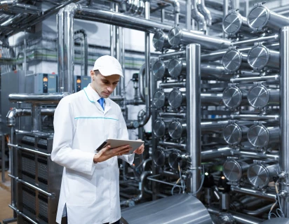Indruk van de consultancy sector Productie, waarbij een operator naast een machine staat